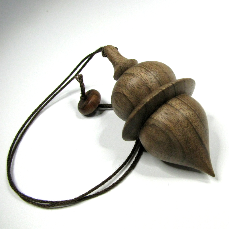 Pendule de radiesthésie artisanal, tourné en bois de Noyer