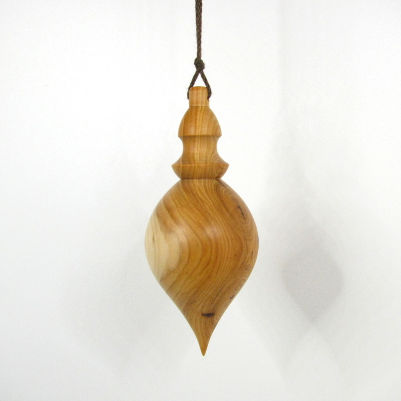 Pendule de radiesthésie artisanal, tourné en bois d'If