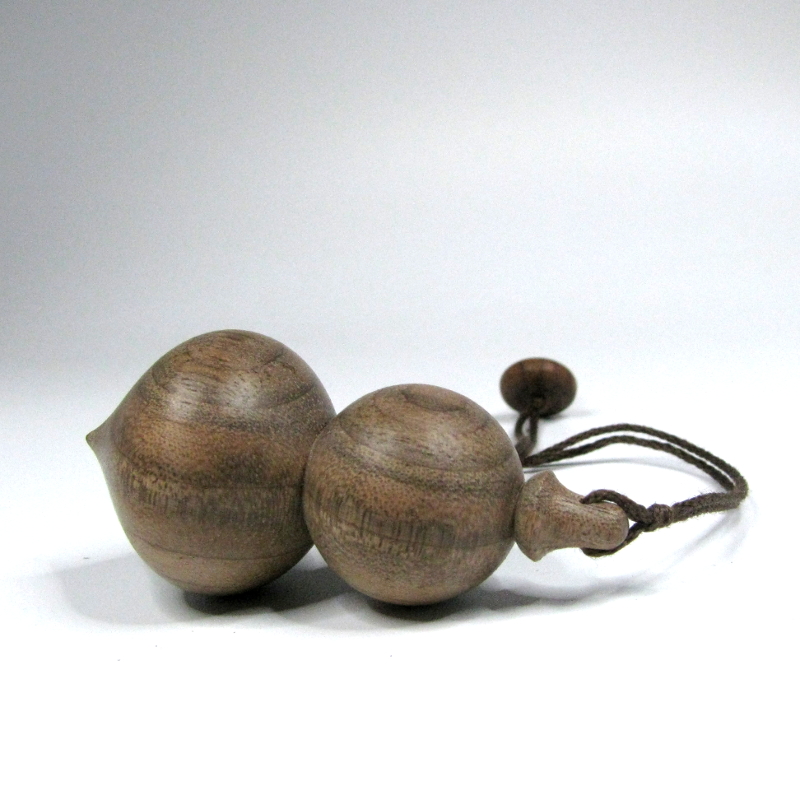 Pendule de radiesthésie artisanal, tourné en bois de Noyer