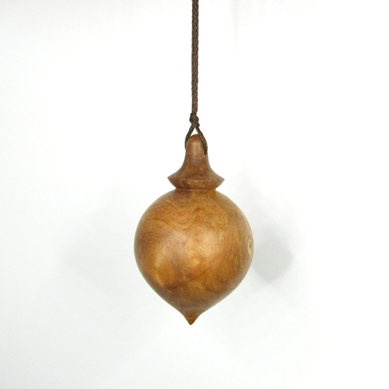 Pendule de radiesthésie artisanal, tourné en bois d'Aulne.