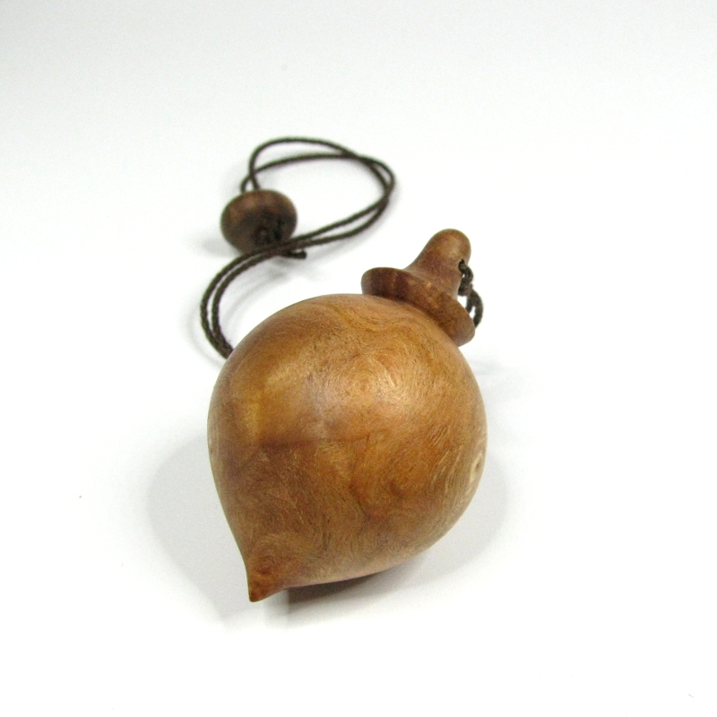 Pendule de radiesthésie artisanal, tourné en bois d'Aulne.