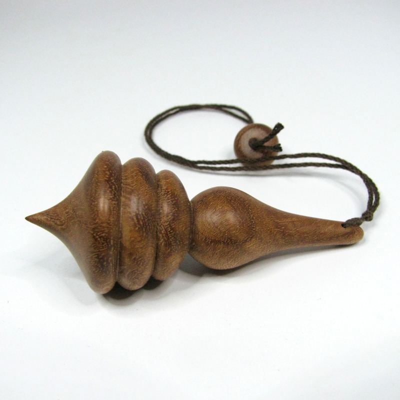 Pendule de radiesthésie artisanal, tourné en bois d'Orme