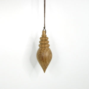 Pendule de radiesthésie artisanal, tourné en bois de Chêne.